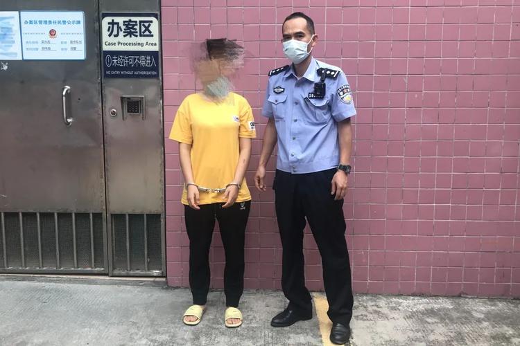 女子假扮机器人回家,物流专线直达_123随叫随到