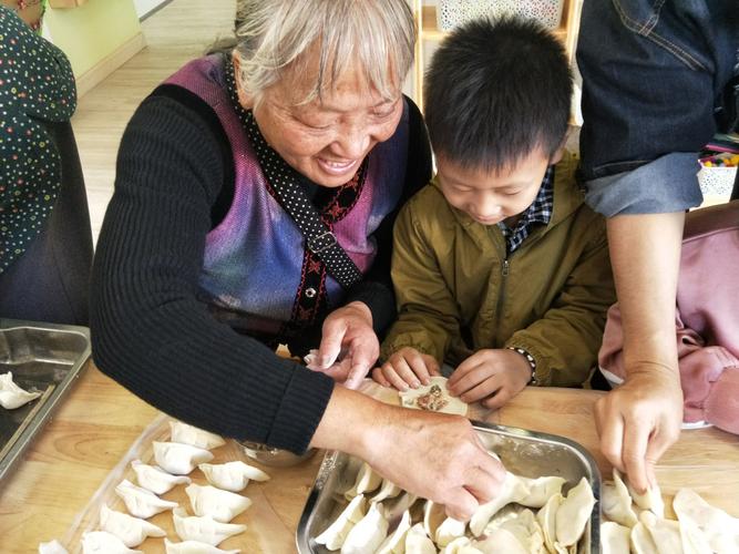 母亲包饺子送儿入伍,物流专线直达_123随叫随到